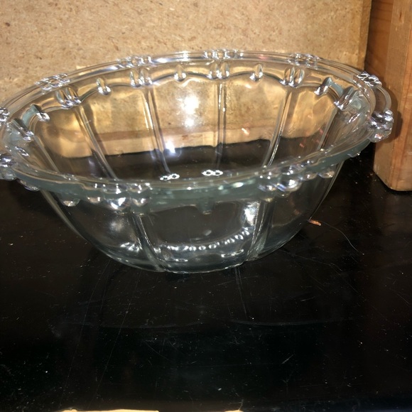 Vintage clear decorative candy dish, roughly 7” across. Classy little bowl. - Picture 5 of 7